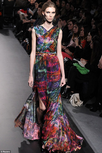 Siêu mẫu Chloe Memisevic - cái tên hot nhất tuần lễ thời trang London, bước đi trên sàn diễn với bộ dạng gầy guộc thảm hại.