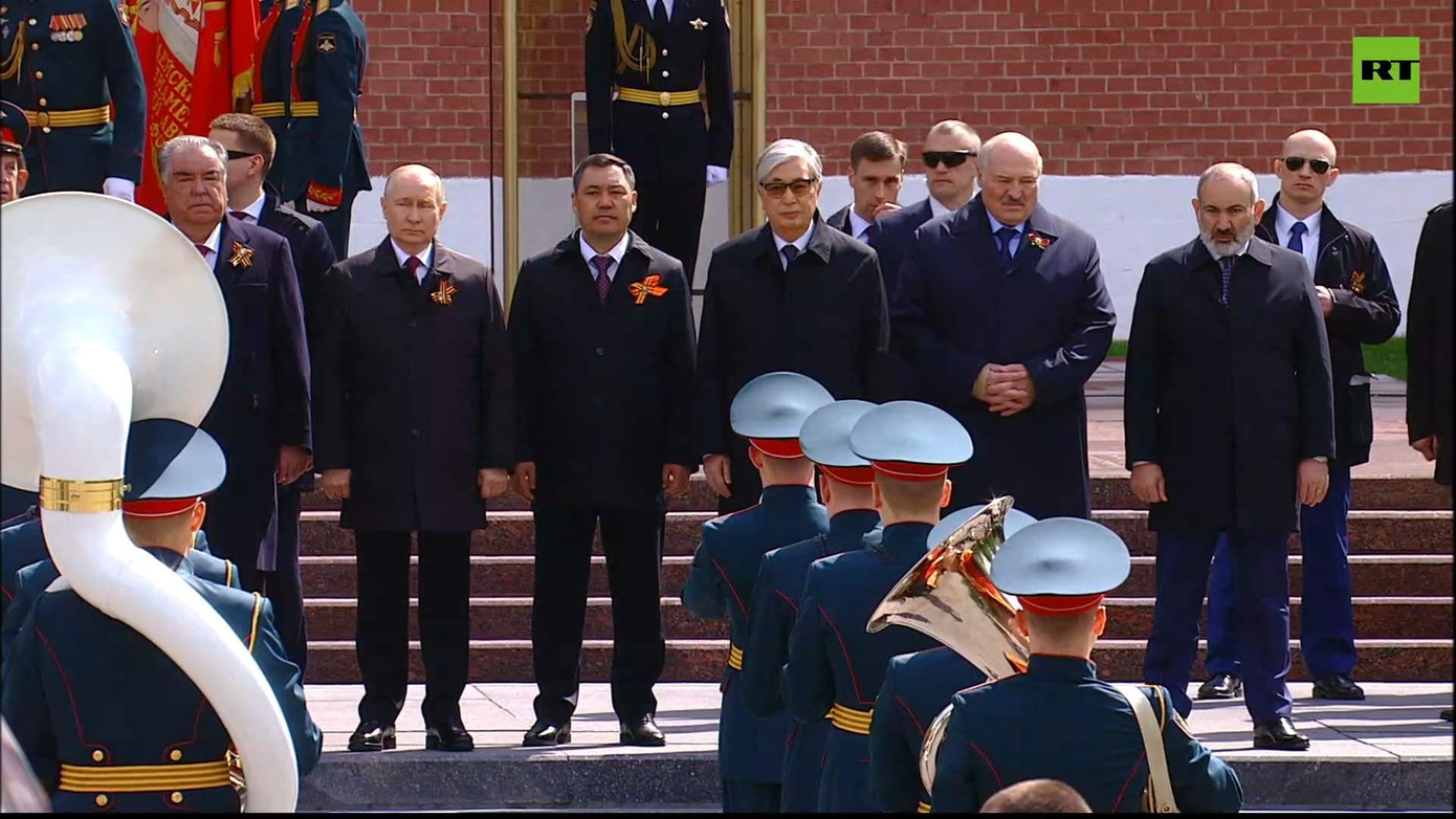 Tổng thống Putin và các lãnh đạo quốc tế đặt vòng hoa tại Mộ Chiến sĩ vô danh sau lễ duyệt binh. Ảnh chụp màn hình Tổng thống Putin và các lãnh đạo quốc tế đặt vòng hoa tại Mộ Chiến sĩ vô danh sau lễ duyệt binh. Ảnh chụp màn hình