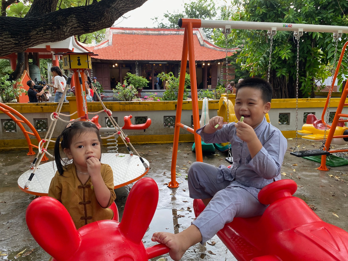 Hai anh em ruột chơi ở cạnh trường học trên đảo Sinh Tồn. Hai anh em ruột chơi ở cạnh trường học trên đảo Sinh Tồn.