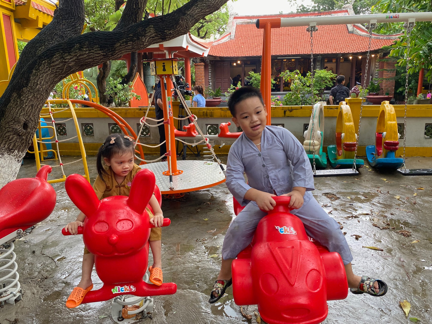 Hai anh em ruột chơi ở cạnh trường học trên đảo Sinh Tồn. Hai anh em ruột chơi ở cạnh trường học trên đảo Sinh Tồn.