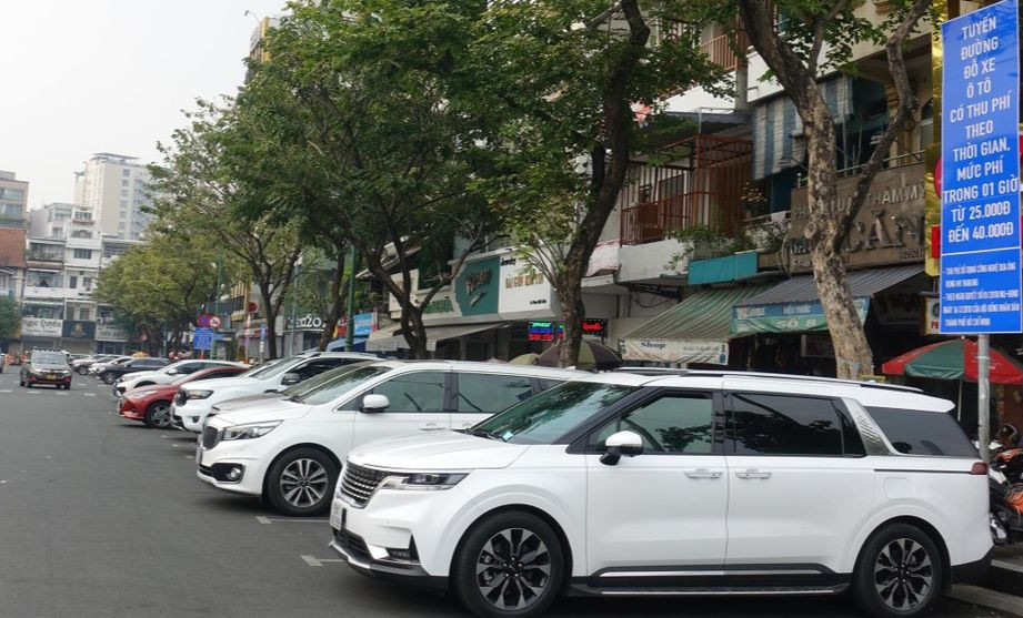 Đường Phan Bội Châu (quận 1) - một trong những tuyến đường thực hiện thu phí đỗ xe dưới lòng đường. Đường Phan Bội Châu (quận 1) - một trong những tuyến đường thực hiện thu phí đỗ xe dưới lòng đường.