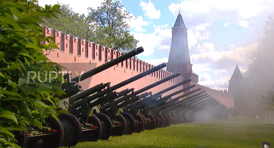 Đại bác khai hỏa trên nền quốc thiều Nga. Ảnh: RT Đại bác khai hỏa trên nền quốc thiều Nga. Ảnh: RT