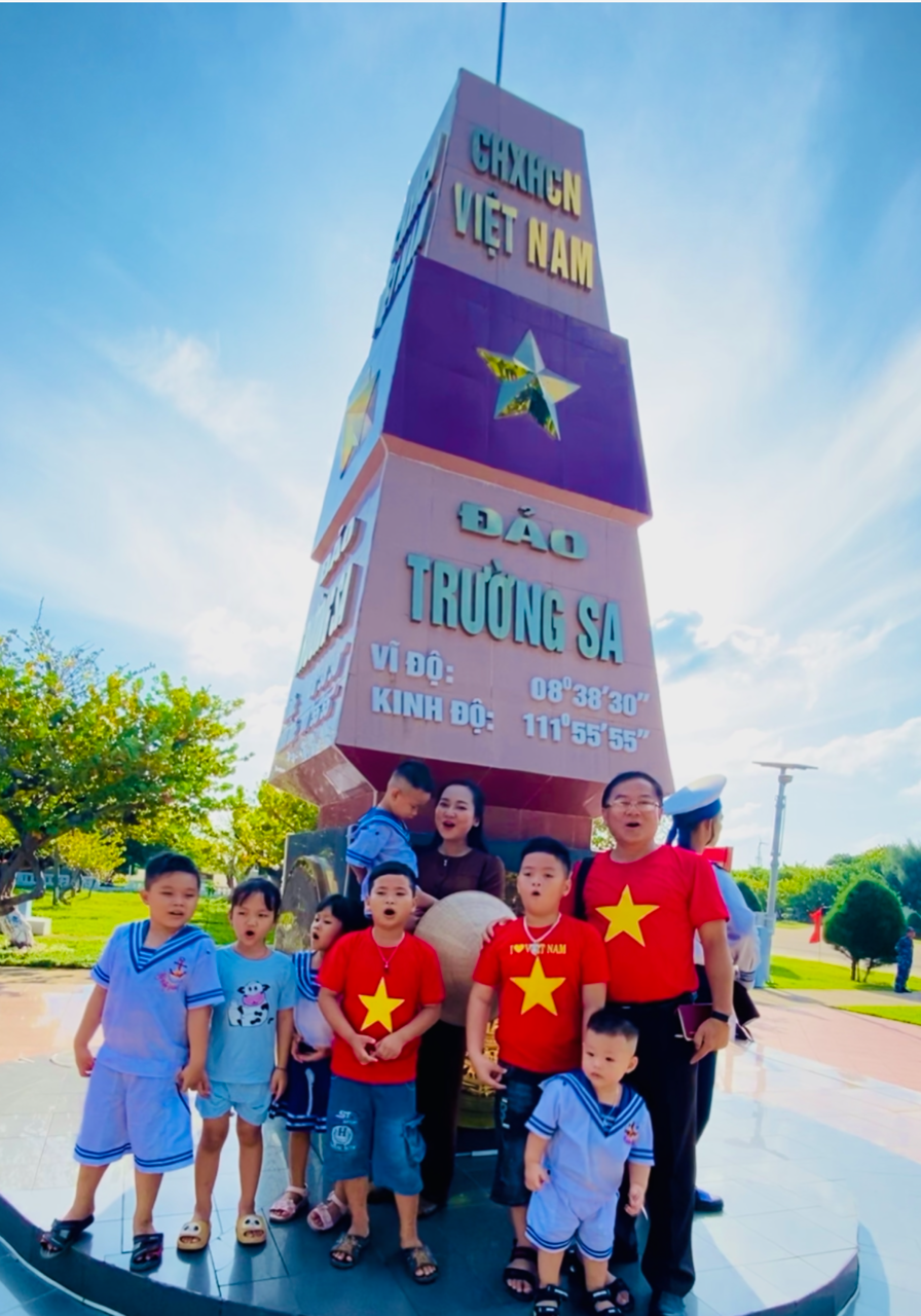 Cùng hát với các cháu bé đảo Trường Sa Lớn. Cùng hát với các cháu bé đảo Trường Sa Lớn.