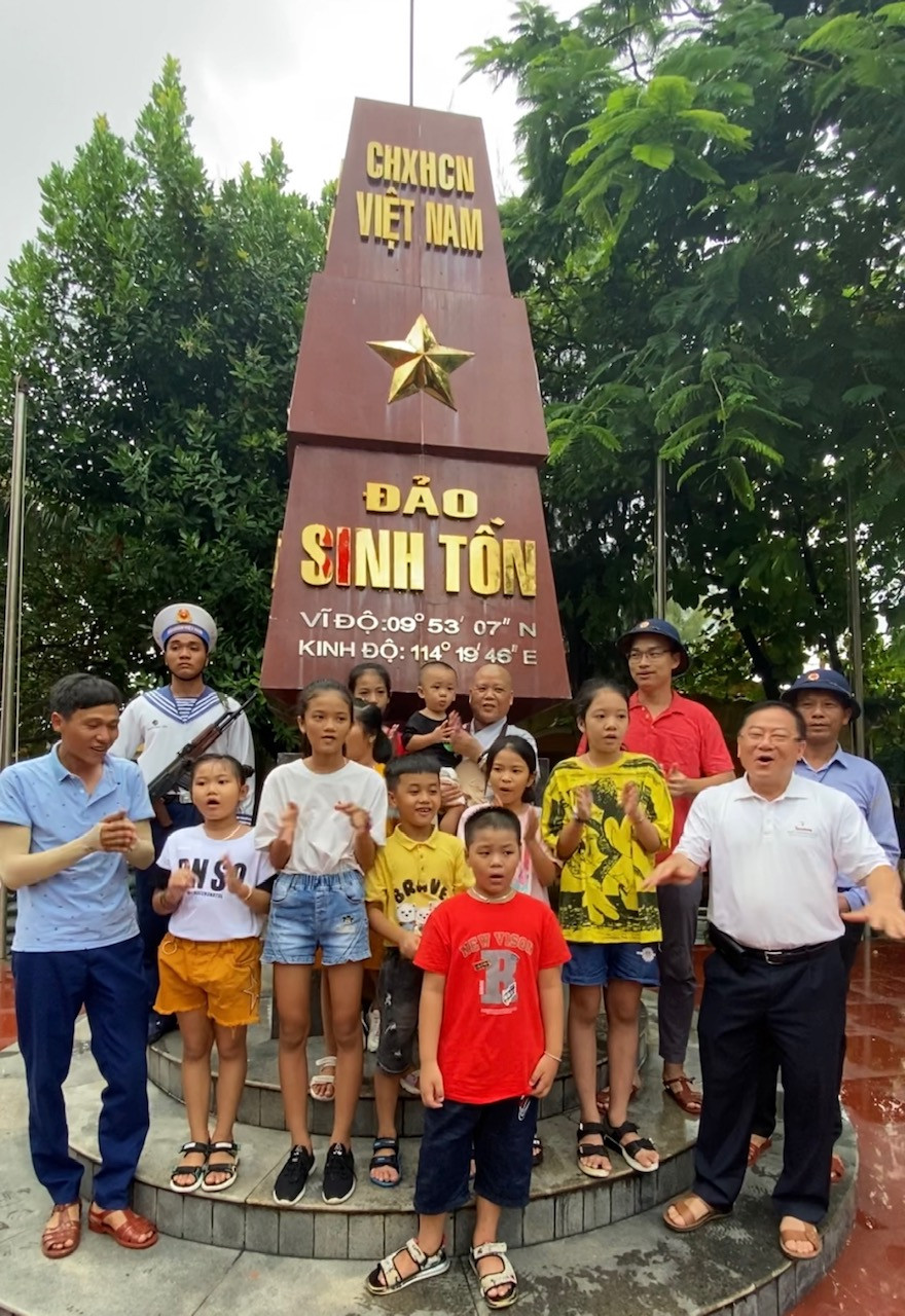 Hát với các cháu đảo Sinh Tồn. Hát với các cháu đảo Sinh Tồn.