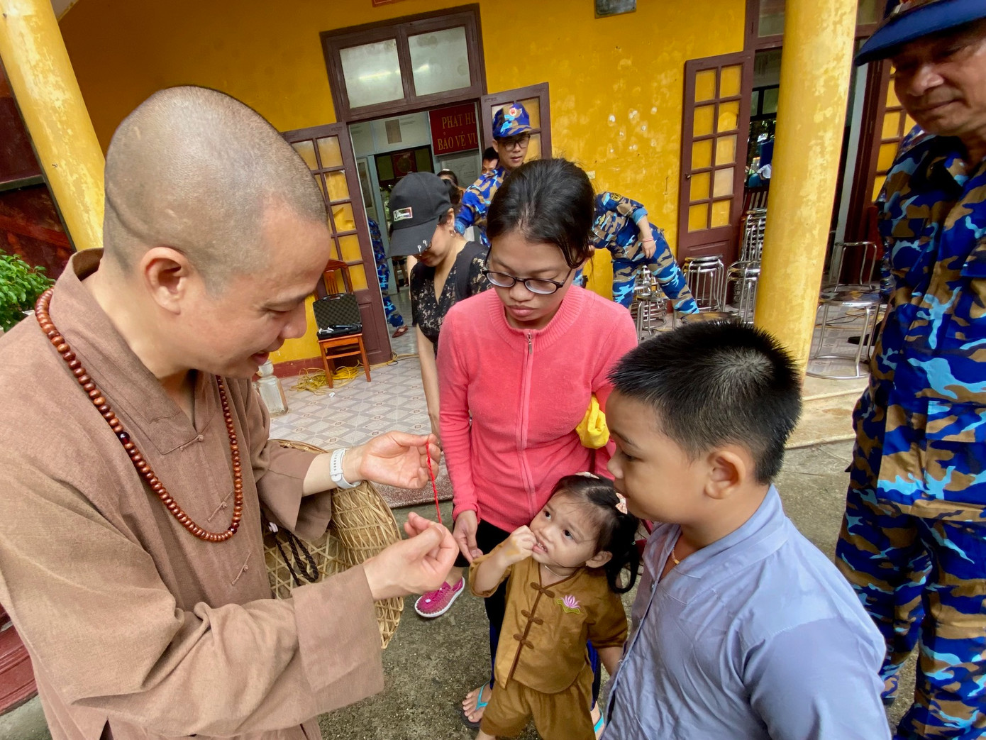 Thượng toạ Thích Minh Quang tháo vòng chỉ cổ tay buộc cho cháu bé ở đảo Sinh Tồn mong cho cháu được an yên. Thượng toạ Thích Minh Quang tháo vòng chỉ cổ tay buộc cho cháu bé ở đảo Sinh Tồn mong cho cháu được an yên.