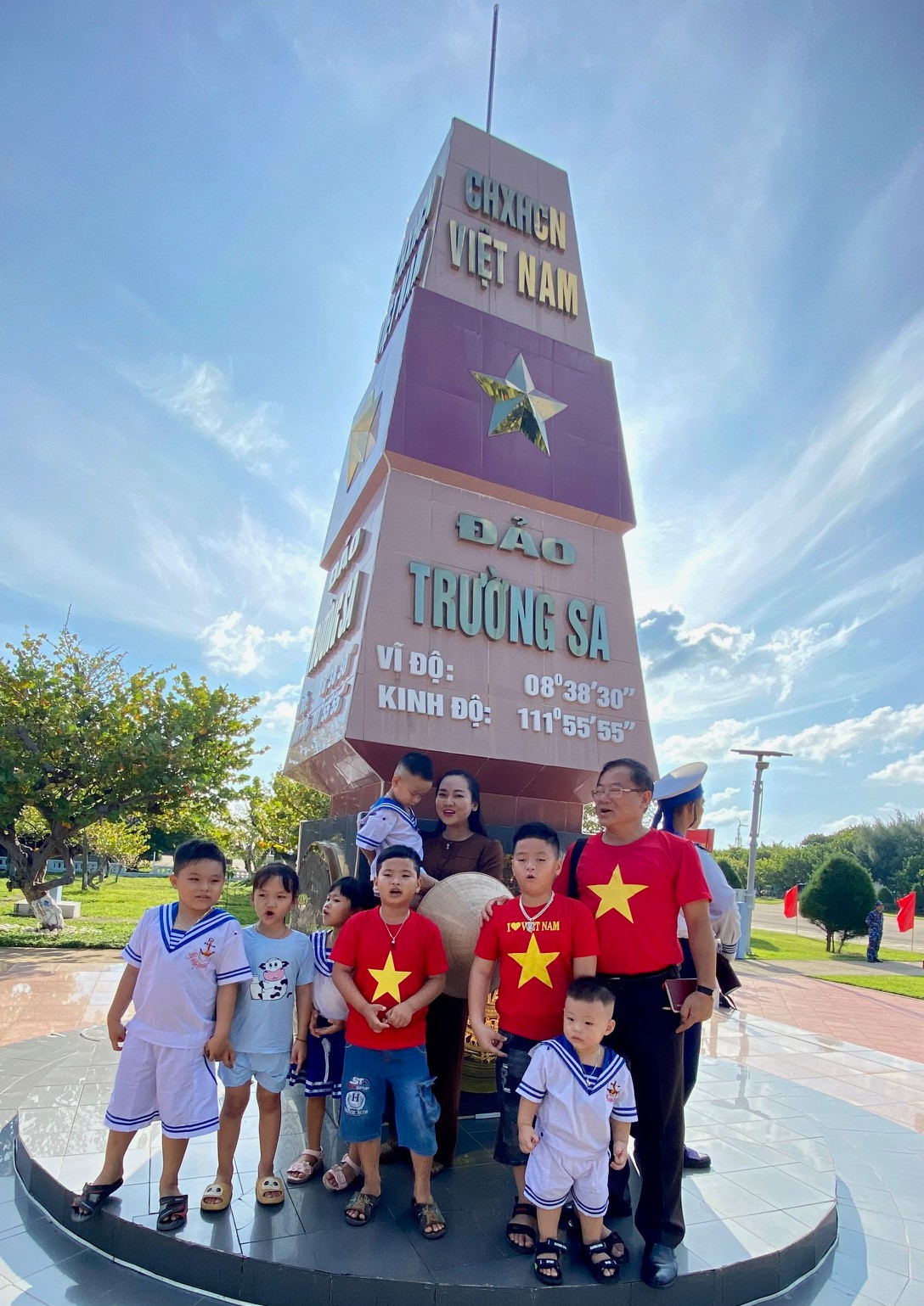 Cùng hát với các cháu bé đảo Trường Sa Lớn. Cùng hát với các cháu bé đảo Trường Sa Lớn.