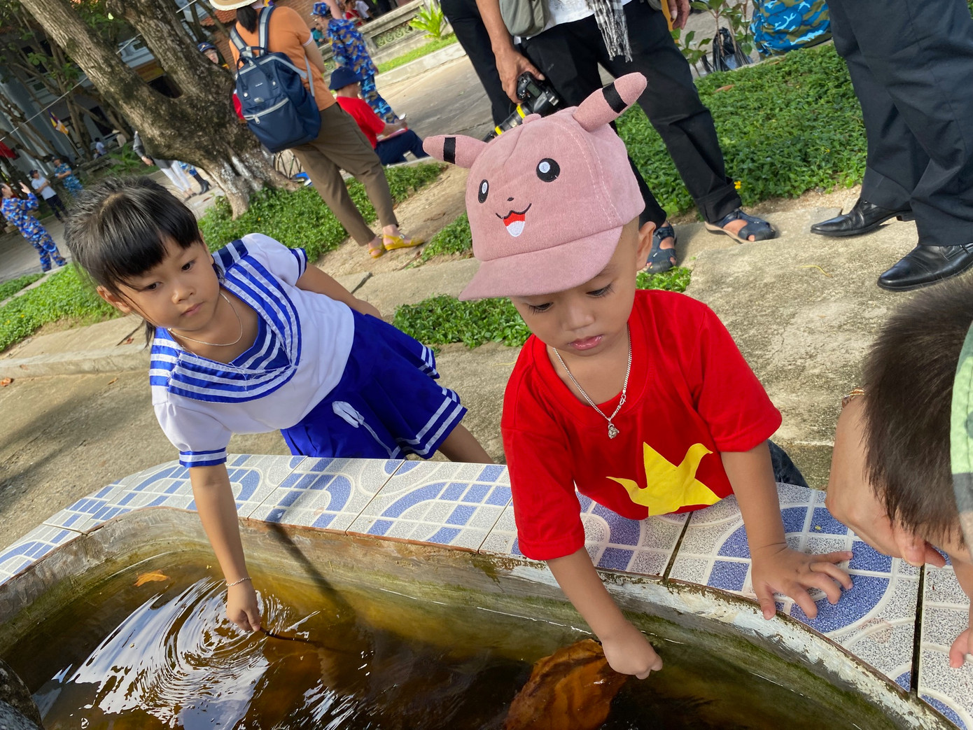 Các cháu bé ở Trường Sa lớn chơi thả thuyền lá trong bể non bộ. Các cháu bé ở Trường Sa lớn chơi thả thuyền lá trong bể non bộ.