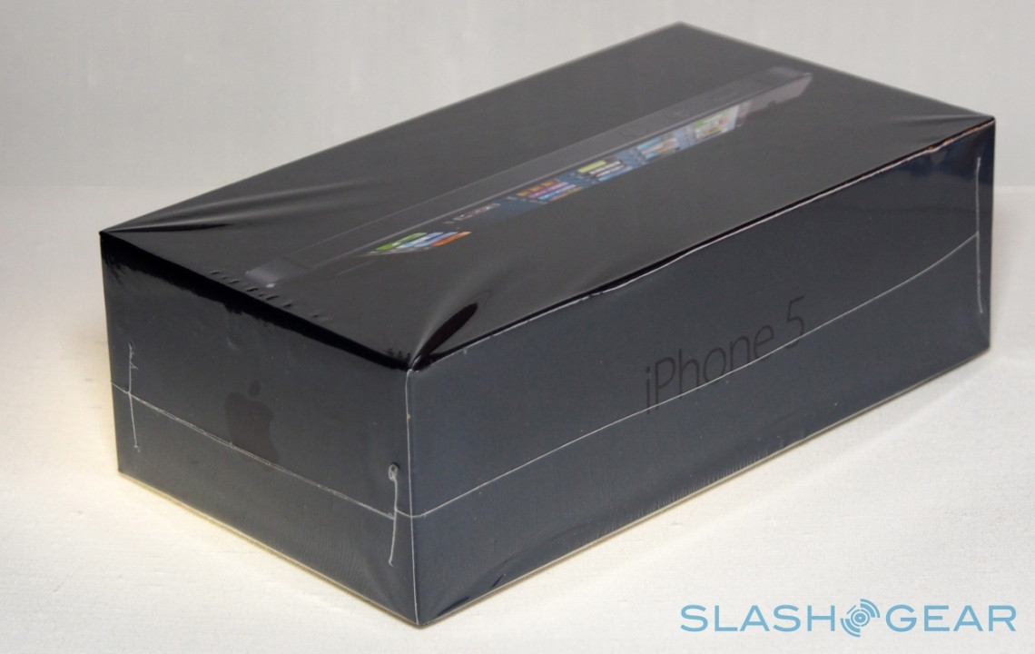 Hộp iPhone 5 vẫn được bọc kín bằng bao ni-lông như thường lệ