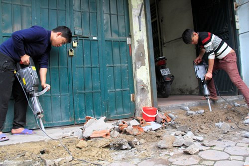 Video hot: Đập cửa kính cướp nhẫn kim cương chục tỉ giữa ban ngày ảnh 5