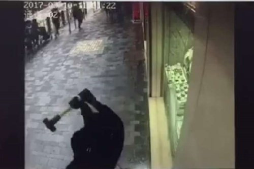 Video hot: Đập cửa kính cướp nhẫn kim cương chục tỉ giữa ban ngày ảnh 1