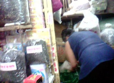 Nguyên liệu trà giá rẻ được bày bán tràn lan ở chợ Đồng Xuân