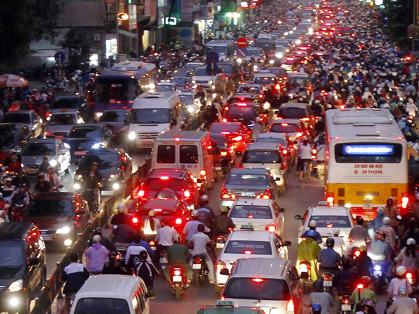 Ùn tắc ở đường Tây Sơn. Ảnh: Hồng Vĩnh