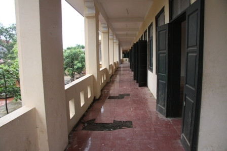 Hành lang tầng 2 của dãy nhà hai tầng kiên cố