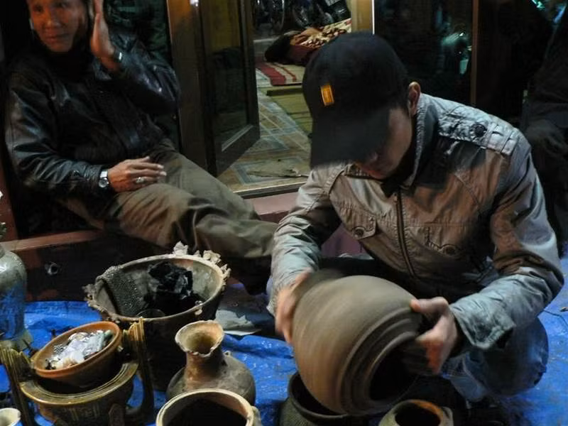 Càng về khuya không khí của chợ Viềng Nam Định càng thêm tấp nập, đông nghịt người (ảnh Nguyễn Huy) Dọc các tuyến hàng khu đồ cổ luôn thu hút khách nhất là giới sưu tầm đồ cổ (ảnh Nguyễn Huy) Một bạn trẻ đang ngã giá chiếc chum được chủ hàng quảng cáo là từ thời... Lê (!?) với giá 1,8 triệu đồng (ảnh Nguyễn Huy). Nông cụ là thứ không thể thiếu của chợ Viềng (ảnh Nguyễn Huy). Đồ Đồng Nam Giang (Nam Trực - Nam Định) được bày bán la liệt, giá thấp nhất năm nay lên đến 300.000 đồng/món (ảnh Nguyễn Huy) Đôi bạn trẻ chăm chú xem quẻ đầu năm vừa xin được ở Chùa Đại Bi (ảnh Nguyễn Huy) Theo cách lý giải của các nhà nghiên cứu văn hóa dân gian, bò cùng loài với hươu, mà trong tiếng Hán Việt hươu được gọi là lộc nên thịt bò là thứ không thể thiếu của chợ Viềng. Năm nay, thịt bò đắt đỏ lên đến 140 - 160.000 đồng/1 kg, nhưng không ít người mua vì để cầu mong tấn lộc, tấn tài (ảnh Nguyễn Huy) Đốt đèn tìm cây đúng với nguyên bản chợ Viềng xưa (ảnh Nguyễn Huy)