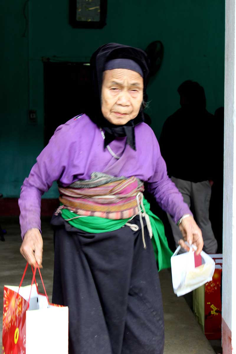 Bà Lê Thị Cải ở Thị trấn Lang Chánh nhận quà
