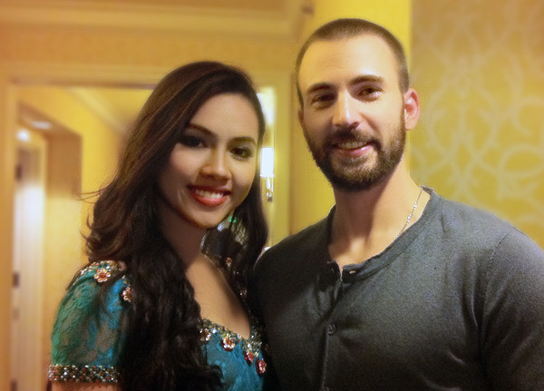 Hoàng My khoe dáng bên nam diễn viên điển trai Chris Evan. Cô cho biết rất ấn tượng với bộ râu quai nón và tính tình vui vẻ, cởi mở của chàng tài tử