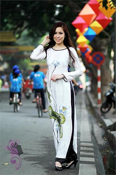 Sinh ra và lớn lên ở Hà Nội, Huyền Anh vừa có nét đẹp dịu dàng của người con gái Hà Thành vừa năng động và cá tính