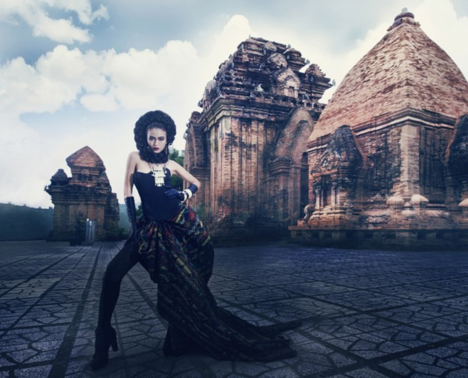 Mâu Thanh Thủy trở thành người dẫn đầu thử thách chụp ảnh với trang phục dân tộc. Vẻ đẹp mạnh mẽ được cô phát huy tối đa trong cách diễn đặt cảm xúc và cách tạo dáng rất cá tính. Bài viết: http://news.zing.vn/Hanh-trinh-lot-xac-an-tuong-cua-quan-quan-Mau-Thanh-Thuy-post379718.html#category Nguồn Zing News 