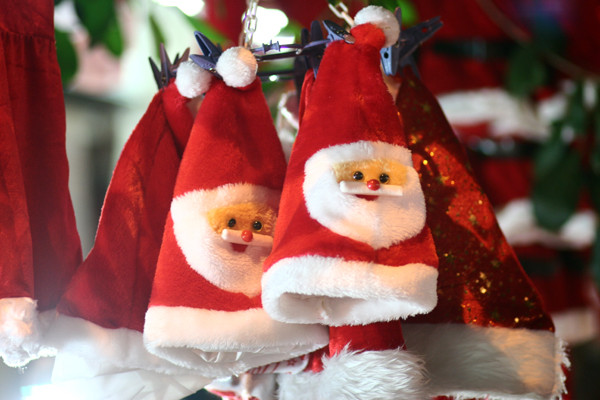 Các món đồ liên quan tới Noel xuất hiện trên các tuyến phố cổ như Hàng Mã, Hàng Ngang...