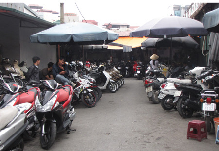 Cảnh đìu hiu tại chợ xe máy cũ Dịch Vọng, quận Cầu Giấy