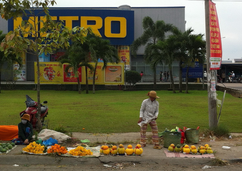Nông dân “tự sản tự tiêu” trên vỉa hè trước siêu thị Metro Hưng Lợi-Cần Thơ, suốt buổi sáng 8-2 chưa bán được nắm hoa cúc