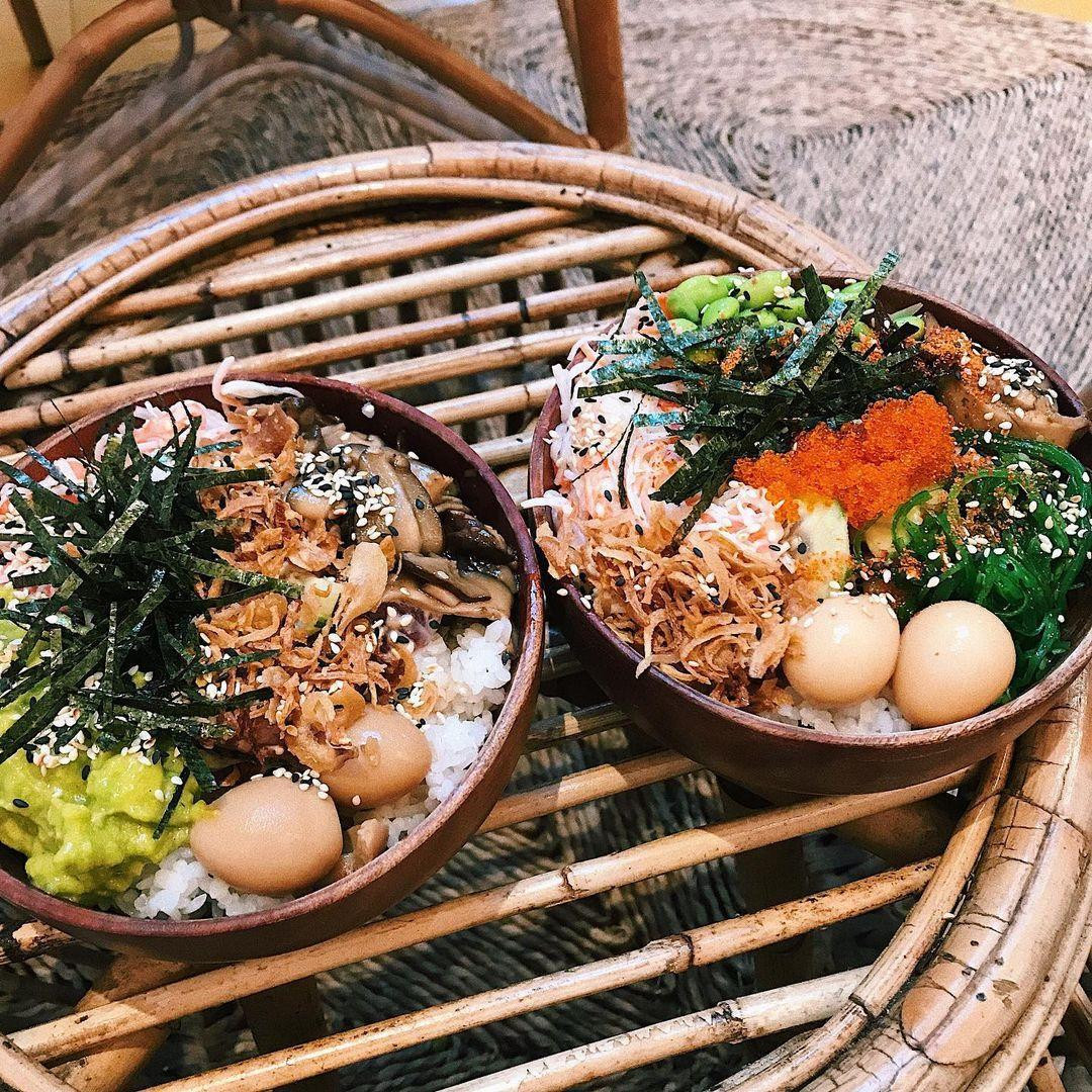 Món poke tràn đầy topping được trình bày vô cùng bắt mắt - Ảnh: huongssssmeals Món poke tràn đầy topping được trình bày vô cùng bắt mắt - Ảnh: huongssssmeals