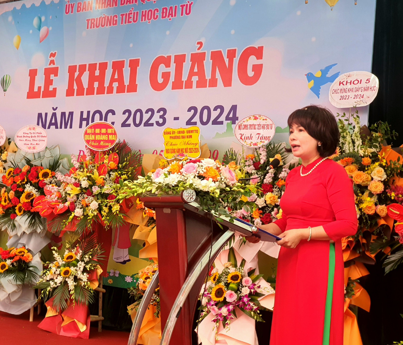 Cô Nguyễn Thúy Vân - Hiệu trưởng nhà trường đọc diễn văn khai giảng năm học mới.