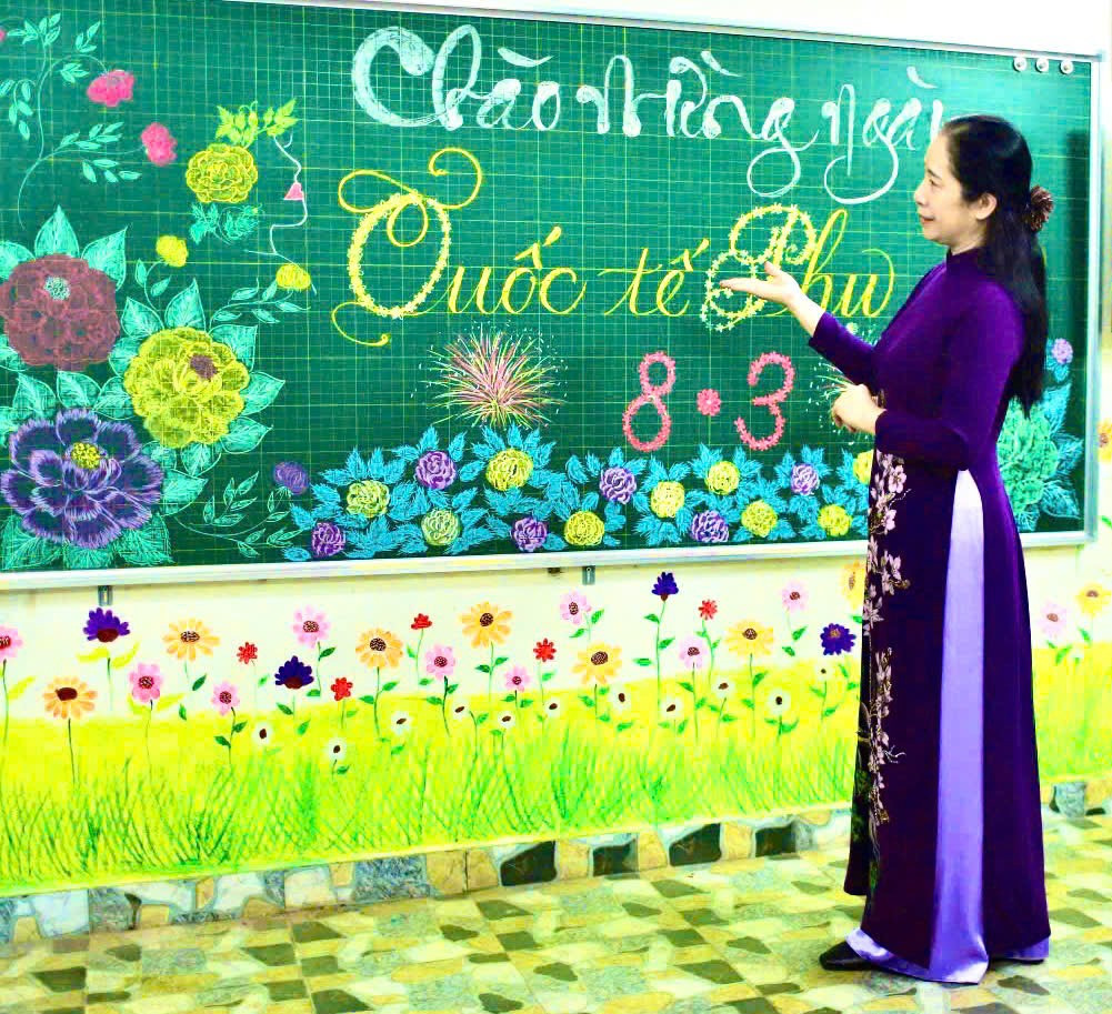 Những bức ảnh chụp bảng trang trí của cô được teen chia sẻ trên mạng xã hội, thu hút nhiều lượt "thả tim" từ học sinh, phụ huynh.