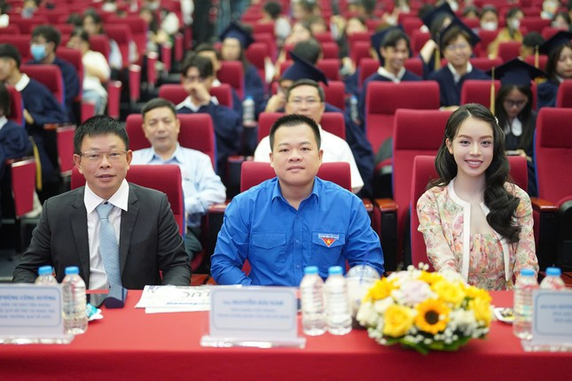 Nhà báo Phùng Công Sưởng - Tổng biên tập Báo Tiền Phong; anh Nguyễn Hải Nam, Phó Chánh Văn phòng Trung ương Đoàn và Hoa hậu Thanh Thủy có mặt tại chương trình.