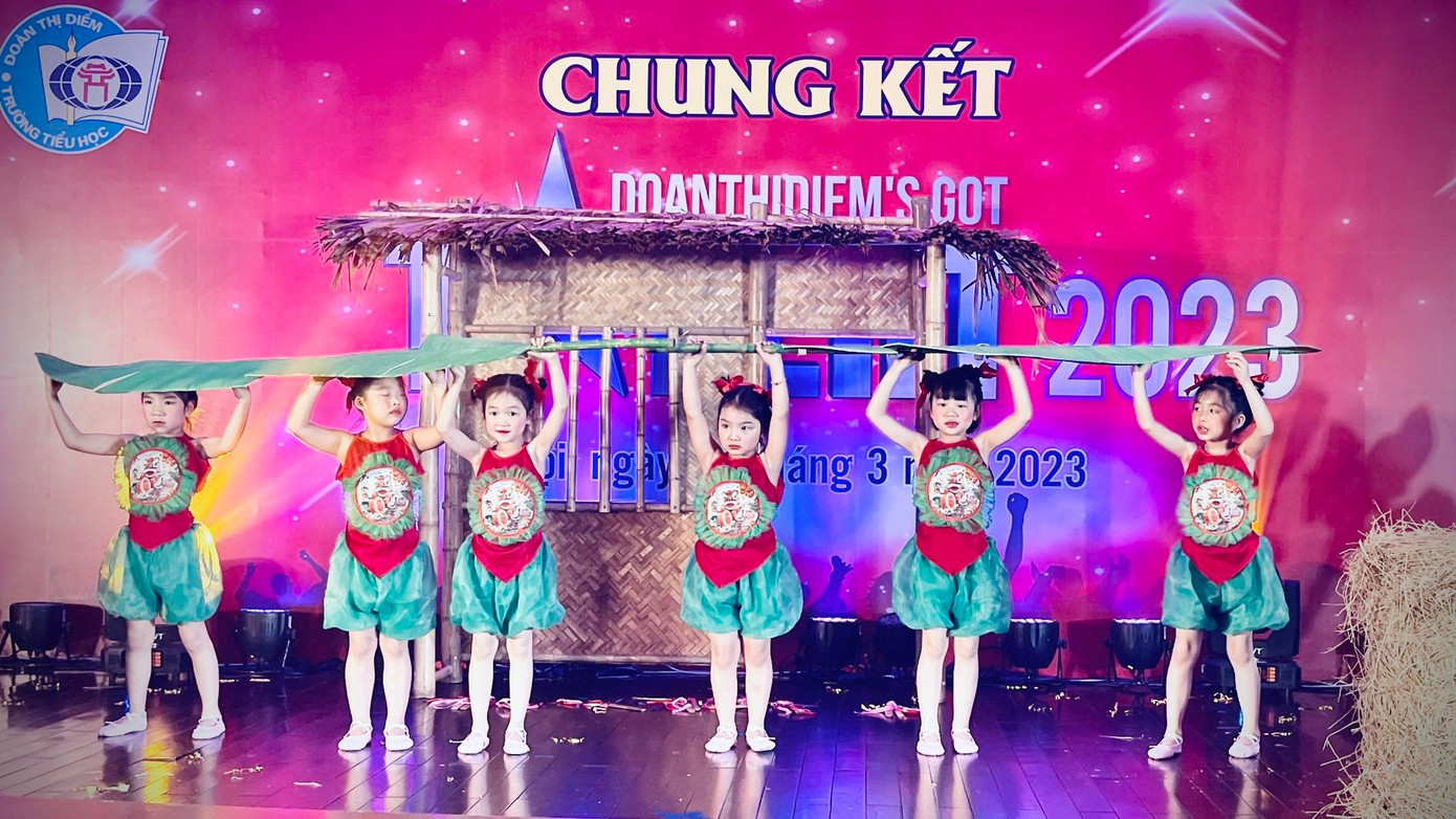 Lớp 1A7 giành giải Nhất với tiết mục Lá Chuối vô cùng đáng yêu.