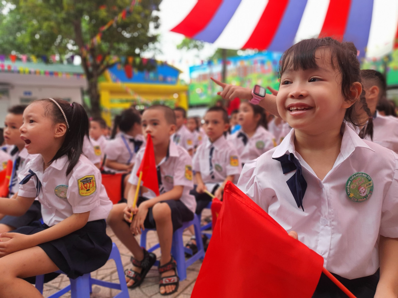 "Cô giáo chúng mình trên sân khấu kìa!"
