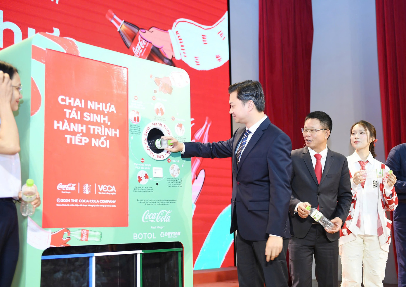 Anh Nguyễn Minh Triết - Bí thư Trung ương Đoàn, Chủ tịch T.Ư Hội Sinh viên Việt Nam cùng nhà báo Phùng Công Sưởng - Tổng Biên tập báo Tiền Phong thực hiện nghi thức phát động chương trình. Anh Nguyễn Minh Triết - Bí thư Trung ương Đoàn, Chủ tịch T.Ư Hội Sinh viên Việt Nam cùng nhà báo Phùng Công Sưởng - Tổng Biên tập báo Tiền Phong thực hiện nghi thức phát động chương trình.