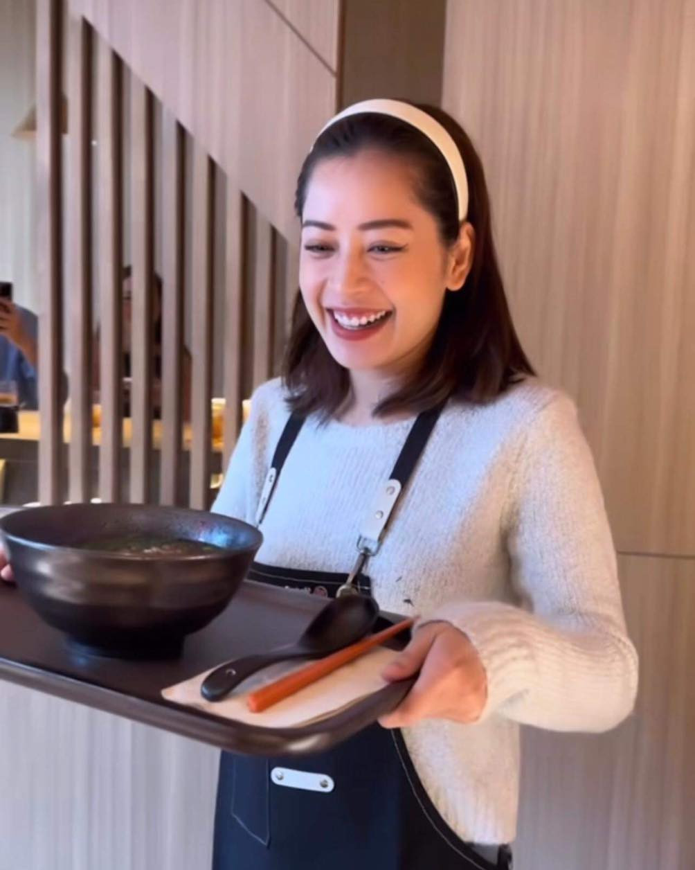 Hình ảnh Chi Pu trực tiếp phục vụ tại quán được fan chia sẻ. (Ảnh: FC Chi Pu)