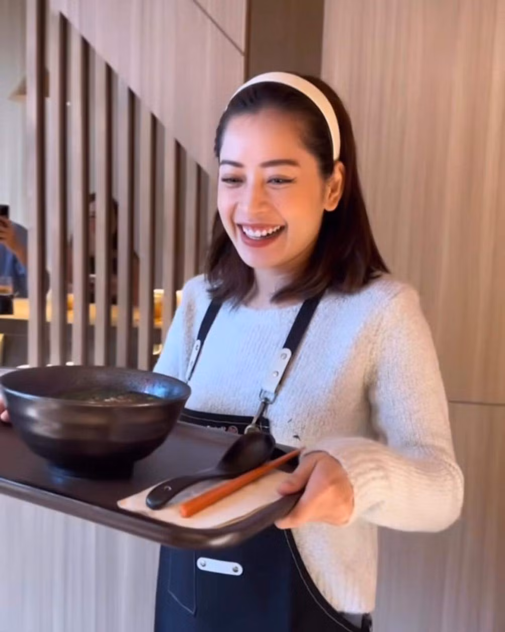 Hình ảnh Chi Pu trực tiếp phục vụ tại quán được fan chia sẻ. (Ảnh: FC Chi Pu)