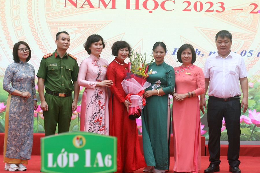 Các vị đại biểu trao tặng nhà trường những bó hoa tươi thắm.