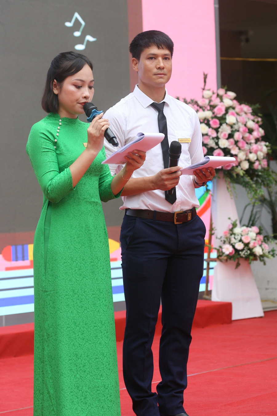 Cô Nguyễn Thị Tri Huyền - Tổng phụ trách dẫn chương trình lễ khai giảng.