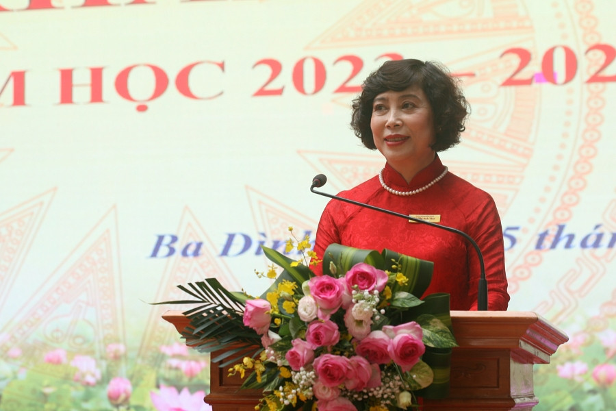 Cô Lê Thị Anh Thư - Hiệu trưởng nhà trường phát biểu trong Lễ Khai giảng.