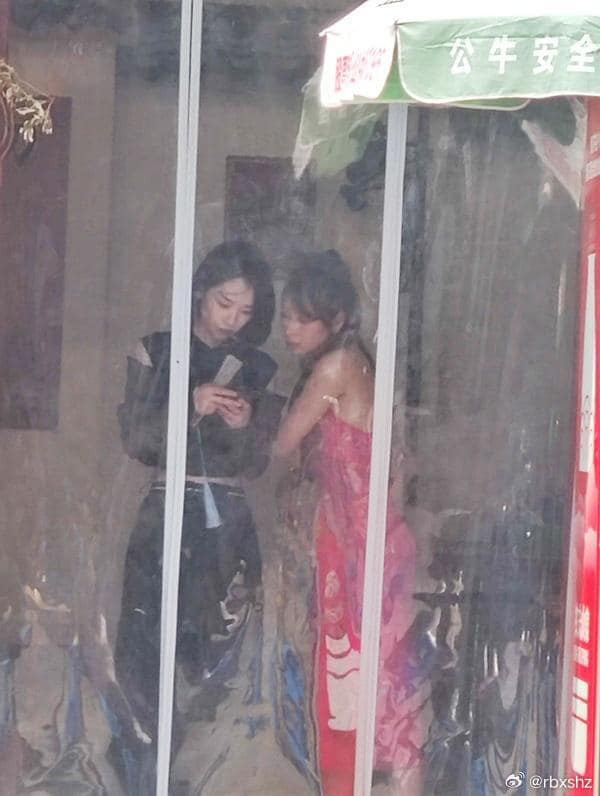 Gặp nhau là lại rút ngay "bảo bối" máy dịch quen thuộc. Gặp nhau là lại rút ngay "bảo bối" máy dịch quen thuộc.