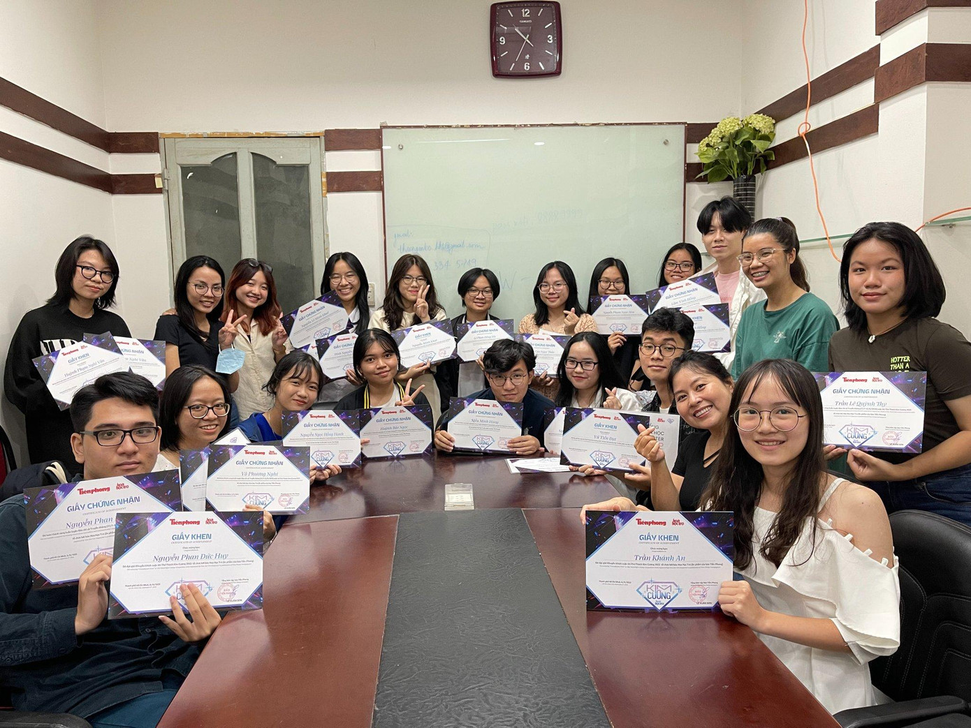 Tác giả bài viết được đưa vào đề thi chọn học sinh giỏi Văn lớp 12 tỉnh Thừa Thiên Huế - Trần Khánh An (bìa phải) cùng các gương mặt đạt giải Thử Thách Kim Cương 2022. Tác giả bài viết được đưa vào đề thi chọn học sinh giỏi Văn lớp 12 tỉnh Thừa Thiên Huế - Trần Khánh An (bìa phải) cùng các gương mặt đạt giải Thử Thách Kim Cương 2022.