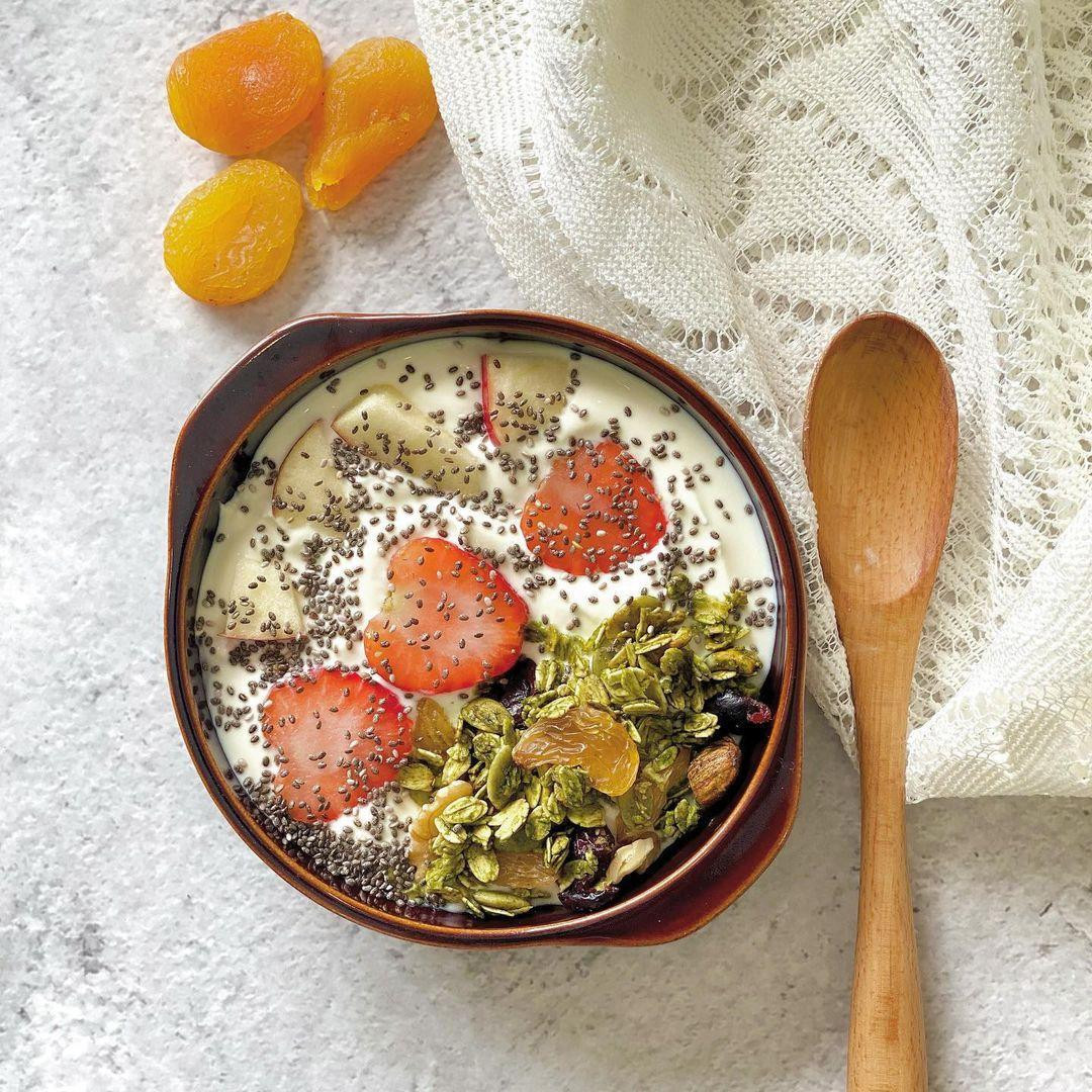 Sữa chua và granola kết hợp cùng trái cây cho bữa sáng tràn đầy năng lượng - Ảnh: thefittuna Sữa chua và granola kết hợp cùng trái cây cho bữa sáng tràn đầy năng lượng - Ảnh: thefittuna