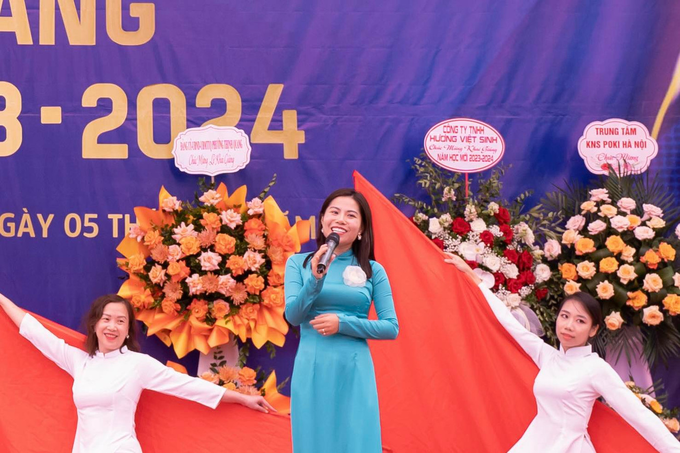 Giai điệu quen thuộc được cô Nguyễn Thị Hồng - Tổng phụ trách cất lên khiến tween hào hứng hát theo.