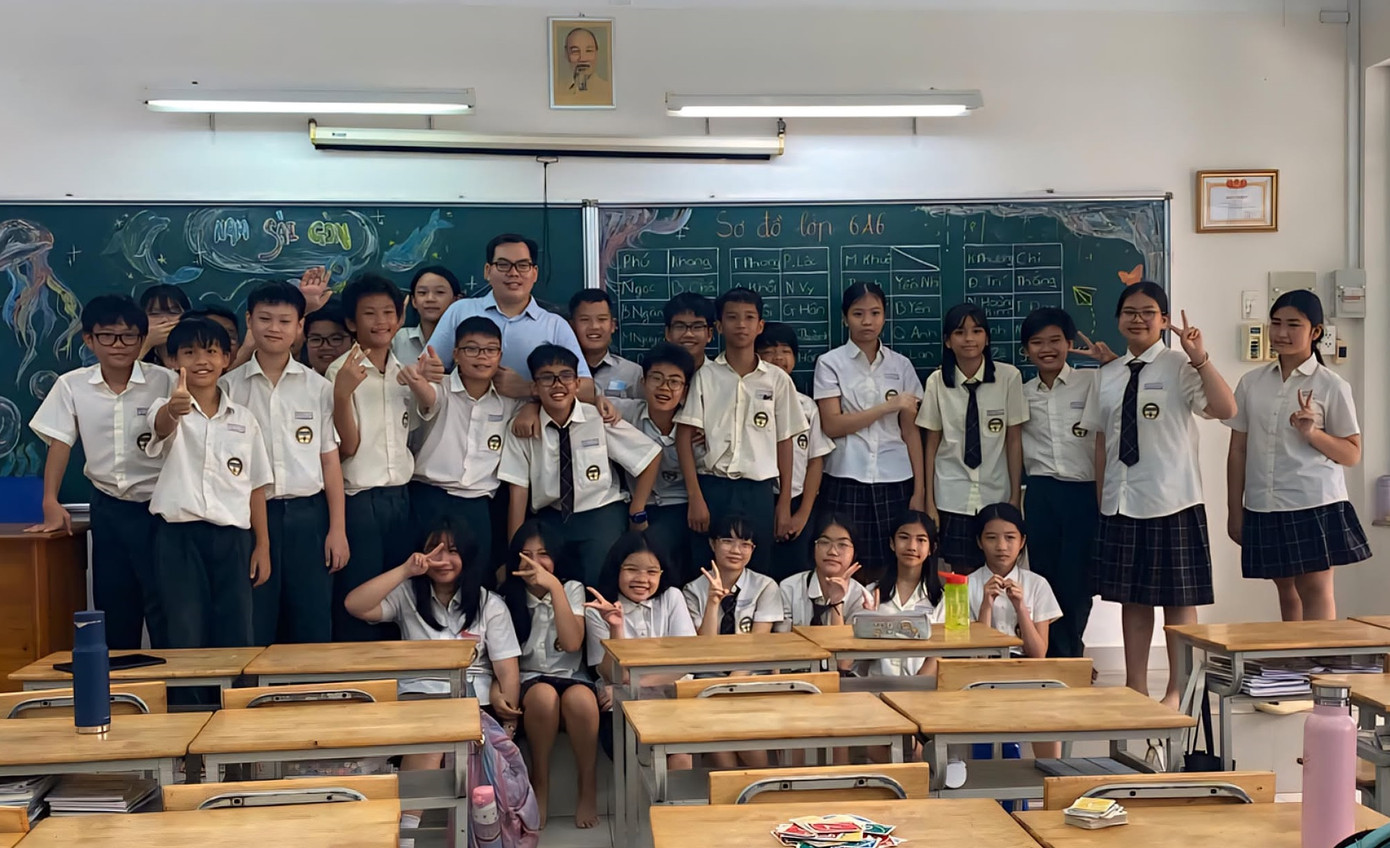 Thầy Ngô Kim Hải và các bạn học sinh lớp 6A6 trường THCS Nam Sài Gòn. (Ảnh: NVCC)