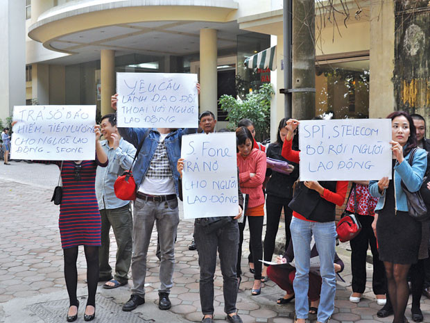 Lao động mới nghỉ việc của công ty S-Fone tập trung trước cổng công ty, nơi cũng vừa bị đóng cửa vì nợ tiền thuê nhà, để đòi được trả lương. Lao động mới nghỉ việc của công ty S-Fone tập trung trước cổng công ty, nơi cũng vừa bị đóng cửa vì nợ tiền thuê nhà, để đòi được trả lương