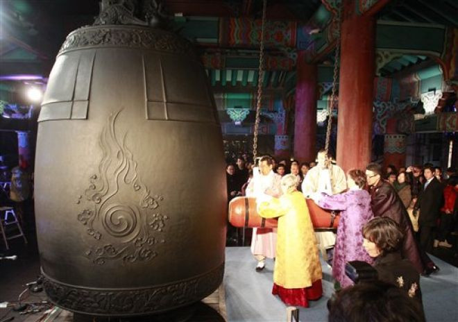 Đánh chuông báo hiệu năm mới đến tại thủ đô Seoul, Hàn Quốc. Ảnh: Foxnews. Đánh chuông báo hiệu năm mới đến tại thủ đô Seoul, Hàn Quốc. Ảnh: Foxnews