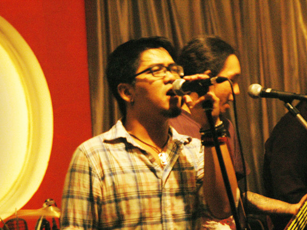 Ca sĩ trẻ lăn lộn ở các quán . Ca sĩ trẻ lăn lộn ở các quán