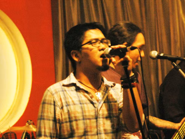 Ca sĩ trẻ lăn lộn ở các quán 