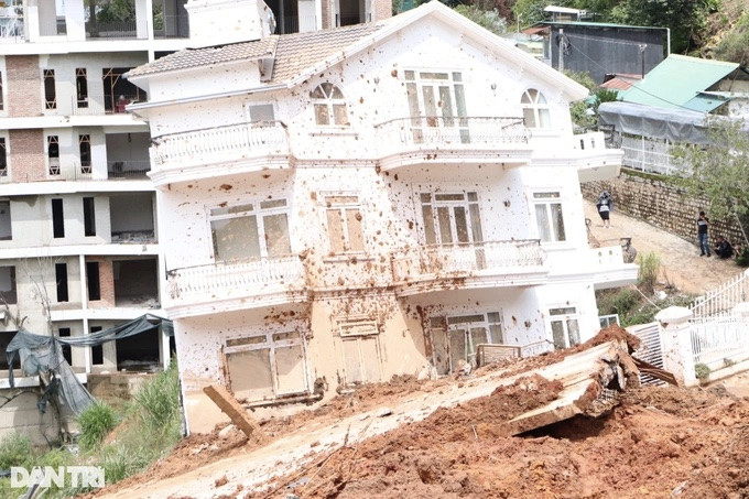 Hiện trường vụ sạt lở khiến hai người bị vùi lấp, xảy ra rạng sáng 29/6 tại TP Đà Lạt, tỉnh Lâm Đồng (Ảnh: Vũ Linh).