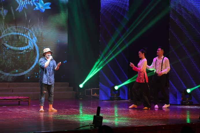 Quán quân dòng nhạc Bolero - Thiên Hoàng. Quán quân dòng nhạc Bolero - Thiên Hoàng.