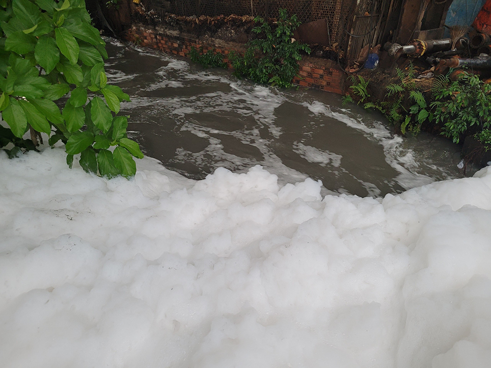 Bọt trắng xóa nổi trên mặt nước. Ảnh: H.H Bọt trắng xóa nổi trên mặt nước. Ảnh: H.H