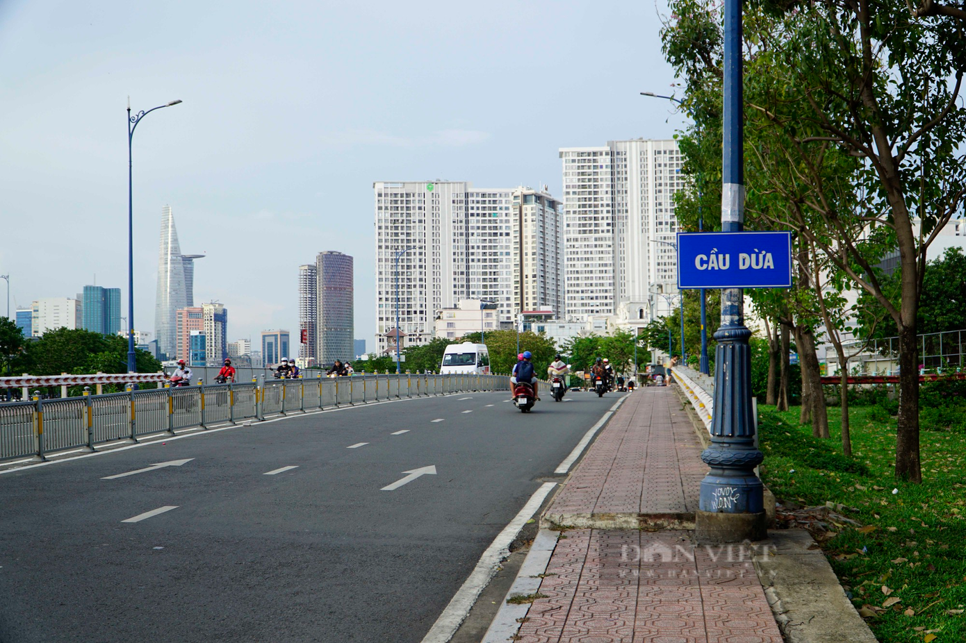 Hiện nay, các xe chủ yếu lưu thông trên đường Bến Vân Đồn, quận 4 đều đi qua cầu Dừa (mới), do đó giao thông trong khu vực không bị ảnh hưởng.